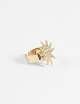 Anillo dorado ajustable de acero quirúrgico hipoalergénico con diseño de estrella texturizada.