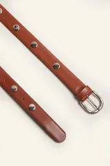 Cinturón de cuero color marrón con hebilla metálica plateada.