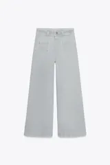 Pantalón de jean celeste de tiro alto y corte wide leg, con bolsillos frontales y traseros, cierre frontal con cremallera y botón metálico.