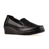 Zapato casual Korium Confort Juana color marrón, con capellada lisa, elástico en la parte superior y suela de goma.