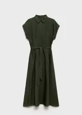 Vestido camisero midi color verde militar, con cuello camisero, mangas cortas con dobladillo y cierre frontal con botones. Incluye cinturón de lazo en la misma tela.