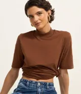Remera marrón de algodón, corte amplio, cuello alto y mangas cortas.