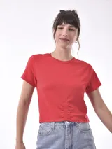 Remera corta roja de mangas cortas con frunce vertical en el centro.
