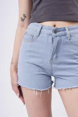 Short de jean de tiro alto, color celeste claro lavado, con roturas y terminación deshilachada en el ruedo.