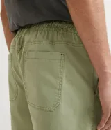 Bermuda celeste de sarga con cintura elástica ajustable con cordón, bolsillos laterales y traseros, y etiqueta con logo en la parte inferior.