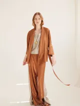 Kimono color cobre con textura brillante, mangas 3/4 y lazo para atar en la cintura.