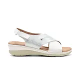Sandalias plateadas y blancas con plataforma baja y ajuste con velcro en el tobillo.