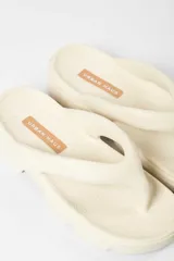 Sandalia tipo ojota color naranja con plataforma track.