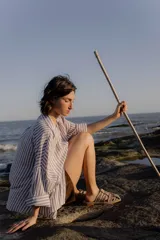 Sandalias tipo mule de cuero color marrón chocolate, con diseño de tiras anchas cruzadas y suela plana.