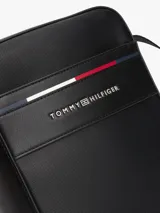 Bandolera Tommy Hilfiger negra con logo de la marca y franja tricolor.