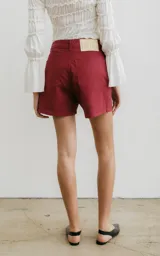 Short de denim color bordó, de tiro medio y corte recto.