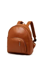 Mochila negra de cuero sintético con bolsillo frontal con cierre y logo "TRENDY" vertical.