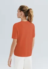 Remera color beige de corte clásico, con cuello redondo y mangas cortas.