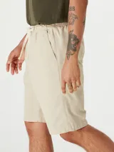 Bermuda color beige de sarga con cintura elastizada y cordón ajustable.