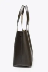 Bolso shopper de hombro color marrón oscuro, con doble tira ancha, bolsillo interior con cierre mediante cremallera metálica y cierre imantado.