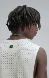 Sudadera sin mangas color beige, de tejido de punto calado, con cuello redondo y corte holgado.