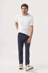 Remera azul con bolsillo en el pecho.