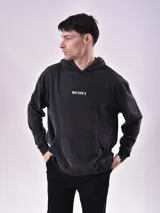 Canguro negro de corte holgado con capucha y bolsillo tipo canguro. Estampado frontal con código de barras.