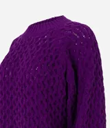 Suéter color violeta en tejido de punto con textura de punto onda, cuello redondo y mangas largas abullonadas.