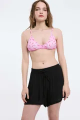 Short de playa negro con cintura elástica y lazo de ajuste.