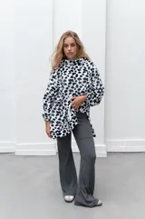 Canguro oversize con capucha, de tela suave con estampado animal print en tonos azul, negro y blanco.