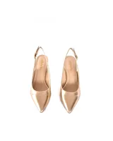 Zapatos de cuero metalizado color dorado, con punta fina y talón descubierto. Tienen una tira fina con hebilla ajustable en el tobillo y un tacón geométrico de 7 cm.