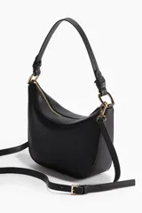 Cartera bandolera negra de cuero sintético con correa de hombro ajustable y asa corta.