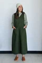 Vestido largo verde safari de gabardina de algodón, con corte recto, escote en V y bolsillos delanteros.