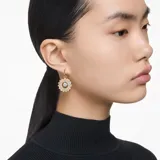 Par de caravanas doradas con forma de engranaje, con pavé de circonitas blancas y una circonita central de talla redonda.