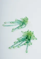 Aros colgantes con base de cuentas verdes y flecos de mostacillas tubulares verdes.
