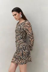 Vestido corto de mangas largas con estampado animal print en tonos tierra y fruncido en el frente.