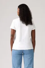 Remera blanca de algodón con logo de Levi's estampado en el pecho.