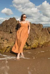 Vestido largo negro de lino, con breteles finos y escote recto.