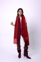 Bufanda larga tejida en telar con lana merino, con diseño a rayas verticales en tonos marrón, beige y rojo.