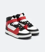 Championes de caña alta, color blanco, rojo y negro, con ajuste de cordones y velcro. Suela bicolor y puntera redondeada.