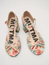 Sandalias de charol con estampado floral, taco cuadrado y correa fina en el tobillo.