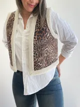 Chaleco corto con estampado animal print y detalle de borde de textil suave.