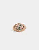 Anillo dorado con forma de sello ovalado y diseño de flores esmaltadas en blanco y rosa con detalles de strass.