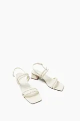 Sandalia de tiras color crudo con taco medio.