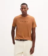 Remera masculina de algodón color tostado, con cuello redondo y manga corta. Presenta un estampado localizado de íconos playeros en negro en el pecho.