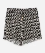 Salida de playa plus size modelo short, confeccionada en viscosa más sostenible, con cintura elástica, bajo con acabado ondulado, superficie de cuadros con estampa de cocoteros y lazo en la cintura.