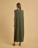 Vestido largo verde militar, sin mangas, con cuello redondo y lazo ajustable en la cintura.