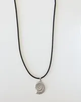 Dije plateado con forma de espiral marino, de acero quirúrgico hipoalergénico.