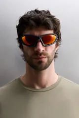 Camiseta deportiva de entrenamiento, corte regular fit, color gris claro, con cuello redondo y manga corta. Confeccionada en tejido técnico ligero y elástico con estructura Quick Dry nivel 2. Presenta costuras planas y un pequeño logo estampado en la parte inferior derecha.