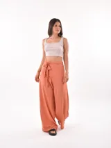 Musculosa corta negra de breteles anchos y escote cuadrado.