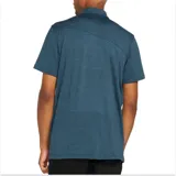 Chomba de piqué azul con cuello clásico, tapeta de tres botones y logo bordado en el pecho.