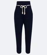 Pantalón tipo jogger azul marino de viscosa y elastano, con cintura ancha, trabillas y cinturón de cuerda con cuentas de madera.