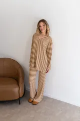 Buzo de viscosa a rayas horizontales marrones y beige, con escote en V y mangas largas.