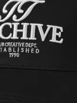 Gorra negra de 5 paneles con cierre snapback ajustable y bordado frontal con logo.