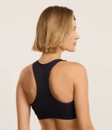 Top deportivo negro de microfibra con espalda estilo nadador y friso contrastante blanco.
